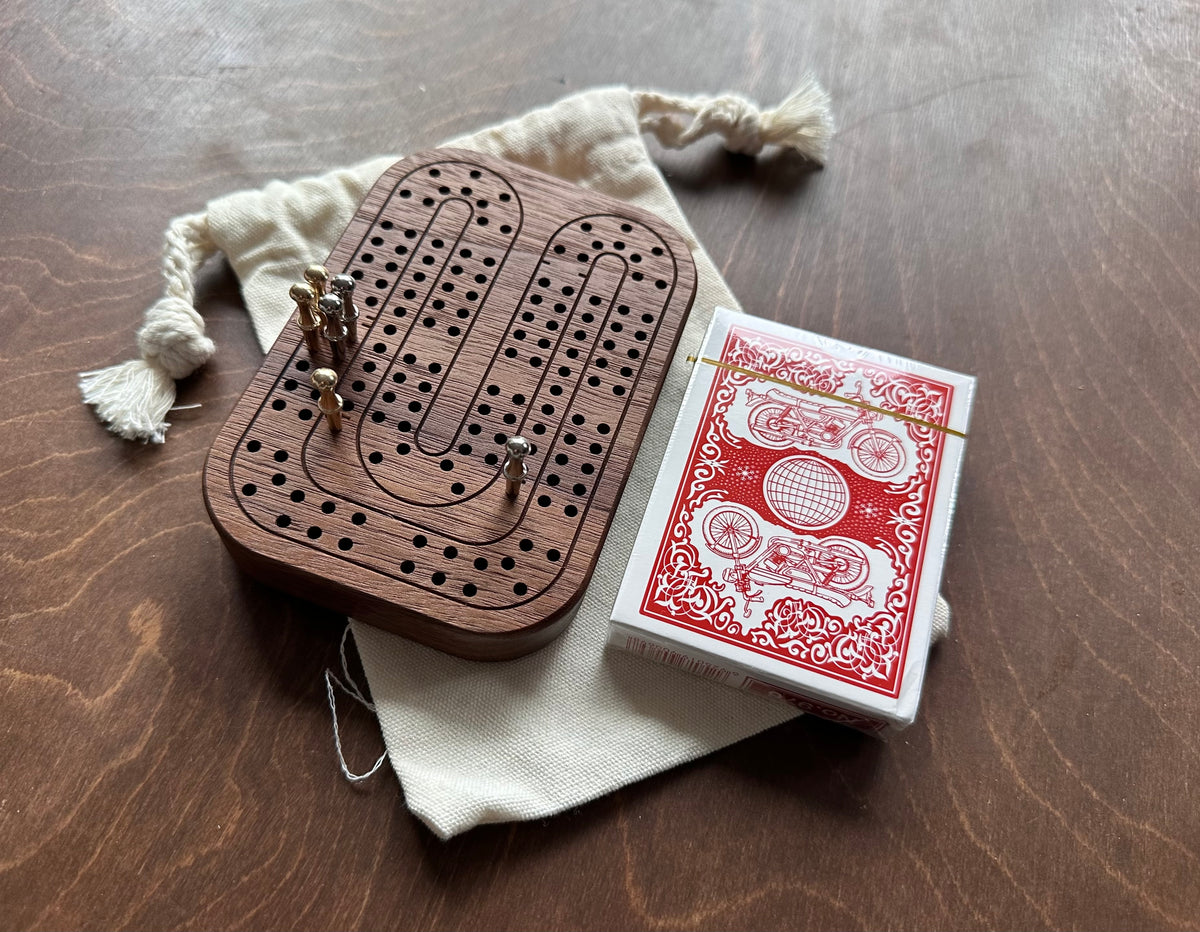 Jeu de cribbage classique | Pliable | Format voyage | Portable | Rangement intégré | Piquets métalliques | Personnalisé | Votre logo | Bois dur de qualité supérieure