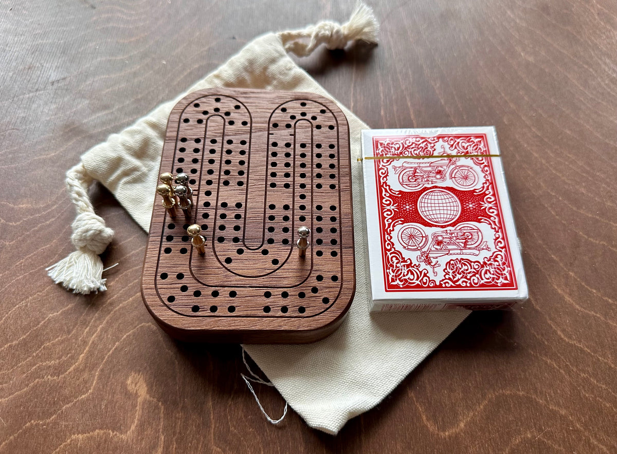 Jeu de cribbage classique | Pliable | Format voyage | Portable | Rangement intégré | Piquets métalliques | Personnalisé | Votre logo | Bois dur de qualité supérieure