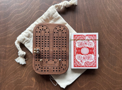 Jeu de cribbage classique | Pliable | Format voyage | Portable | Rangement intégré | Piquets métalliques | Personnalisé | Votre logo | Bois dur de qualité supérieure