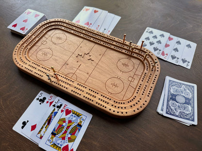 Planche de cribbage pour patinoire | Piquets métalliques | Personnalisé | Logo personnalisé | Bois dur de qualité supérieure | Feuille d'érable | Bâtons et rondelle de hockey