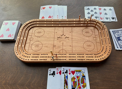Planche de cribbage pour patinoire | Piquets métalliques | Personnalisé | Logo personnalisé | Bois dur de qualité supérieure | Feuille d'érable | Bâtons et rondelle de hockey