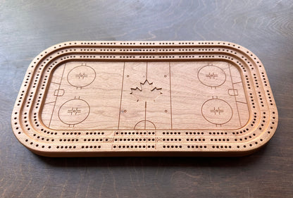 Planche de cribbage pour patinoire | Piquets métalliques | Personnalisé | Logo personnalisé | Bois dur de qualité supérieure | Feuille d'érable | Bâtons et rondelle de hockey