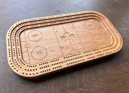 Planche de cribbage pour patinoire | Piquets métalliques | Personnalisé | Logo personnalisé | Bois dur de qualité supérieure | Feuille d'érable | Bâtons et rondelle de hockey