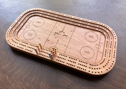 Planche de cribbage pour patinoire | Piquets métalliques | Personnalisé | Logo personnalisé | Bois dur de qualité supérieure | Feuille d'érable | Bâtons et rondelle de hockey