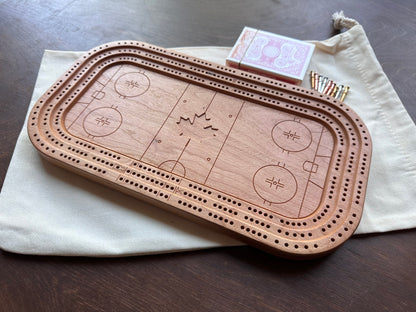 Planche de cribbage pour patinoire | Piquets métalliques | Personnalisé | Logo personnalisé | Bois dur de qualité supérieure | Feuille d'érable | Bâtons et rondelle de hockey