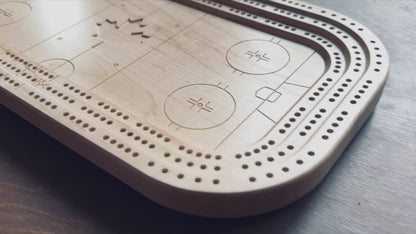Planche de cribbage pour patinoire | Piquets métalliques | Personnalisé | Logo personnalisé | Bois dur de qualité supérieure | Feuille d'érable | Bâtons et rondelle de hockey